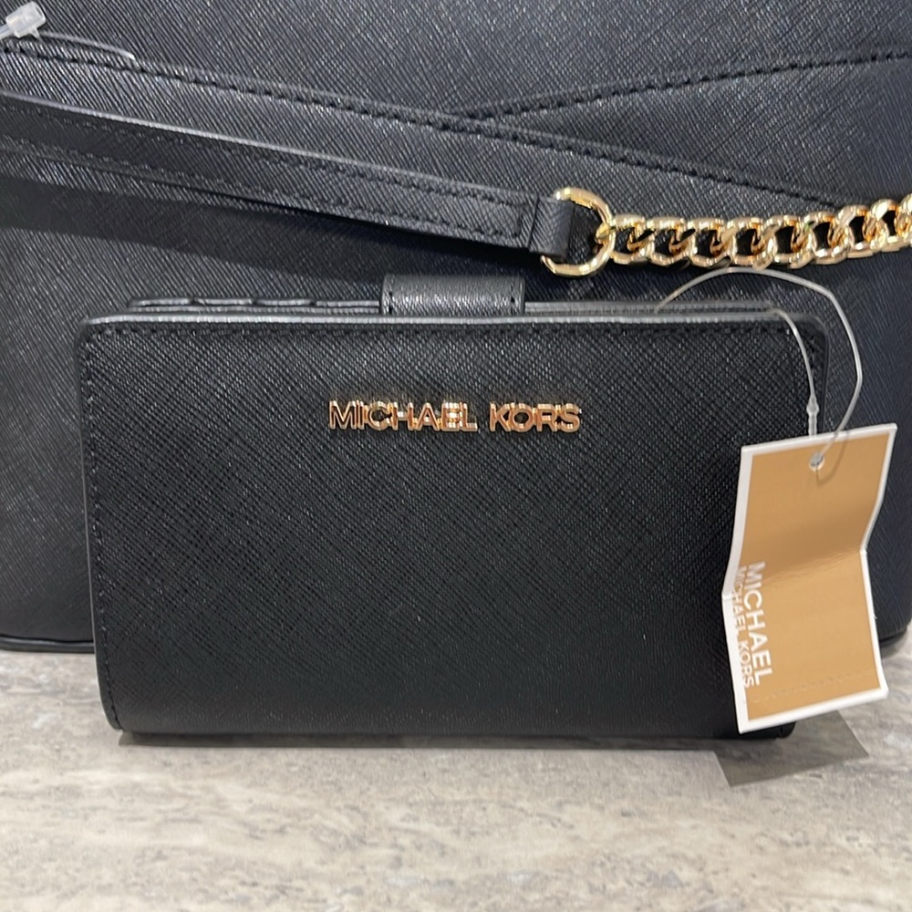 Michael Medium Crossgrain Leather Bifold Wallet
Black 
NWT - Picture 14 of 16